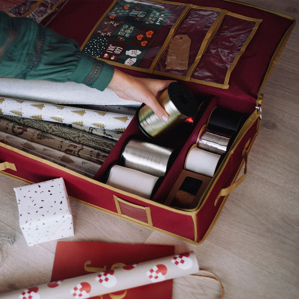 Hold gavepapiret pent og lett tilgjengelig med praktisk oppbevaring