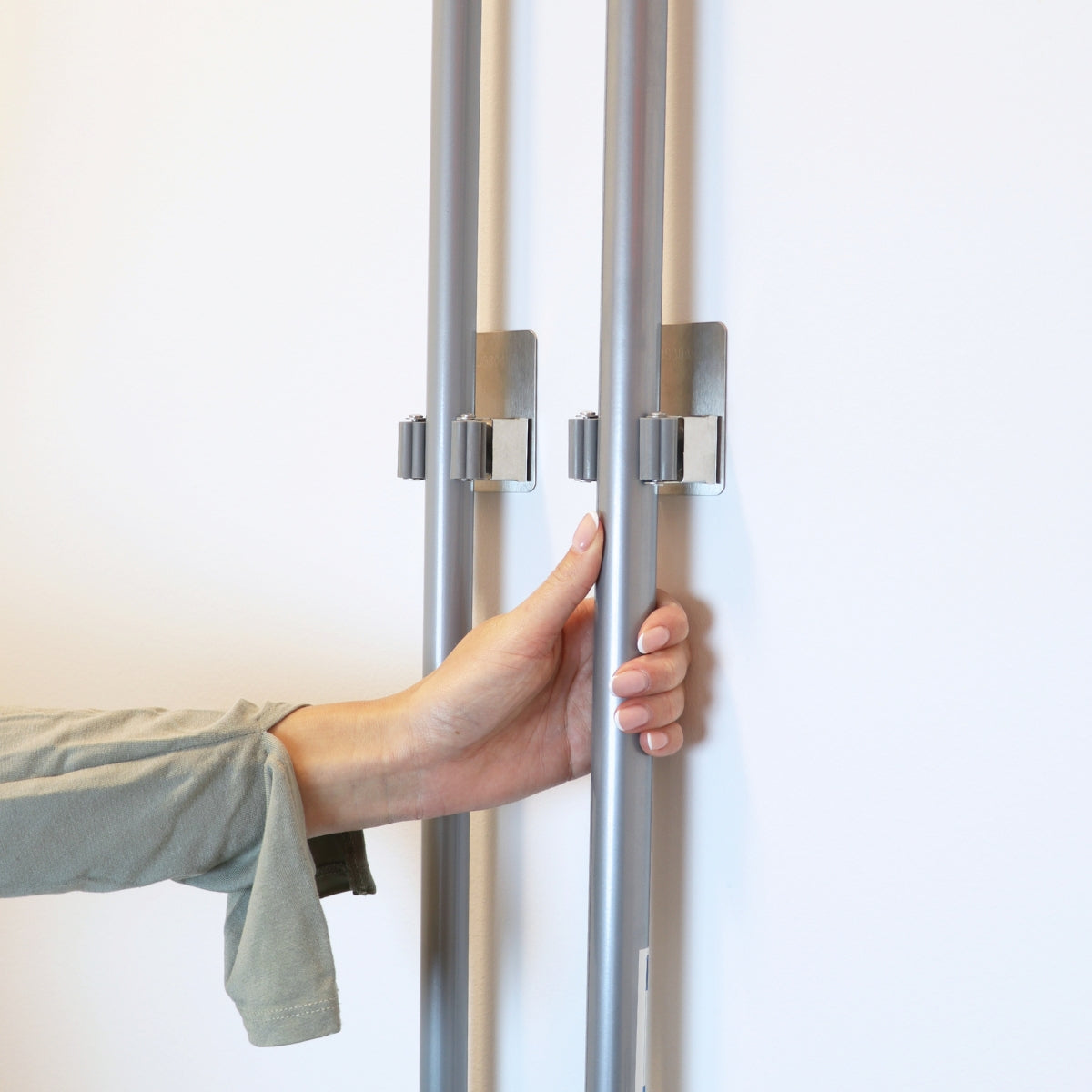 Praktisk veggmontert holder for mopp og kost