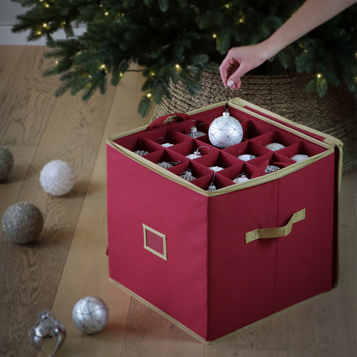 oppbevar julekuler med julekuleoppbevaring til neste år. ingen knuste kuler