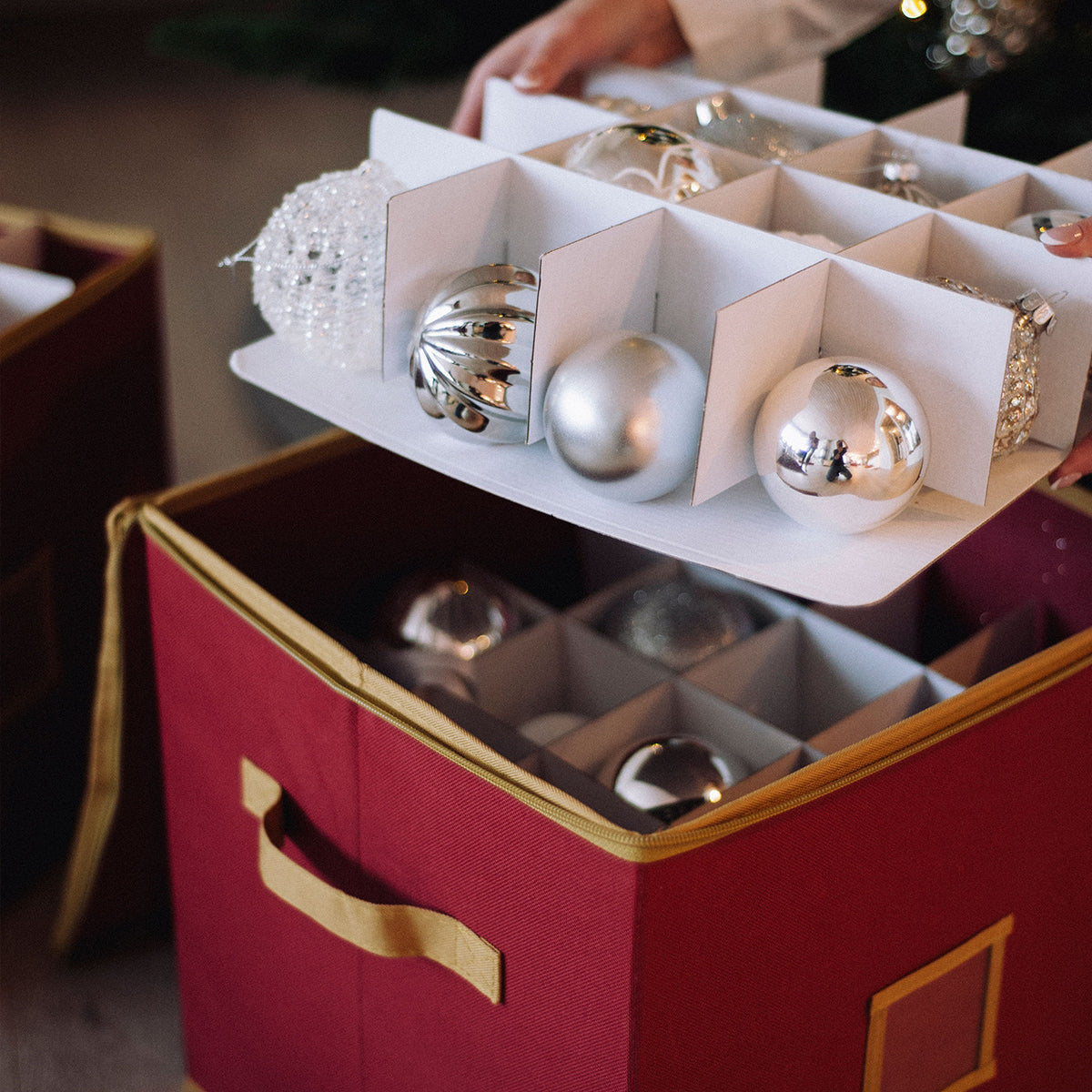 Praktisk boks med inndelinger for trygg lagring av julekuler