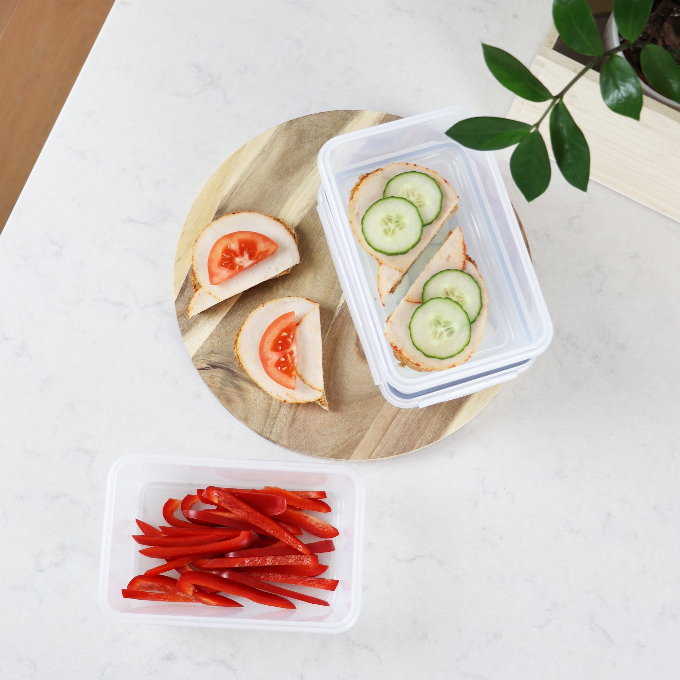 Stabelbare plastbokser med lokk – spar plass i kjøkkenskapet