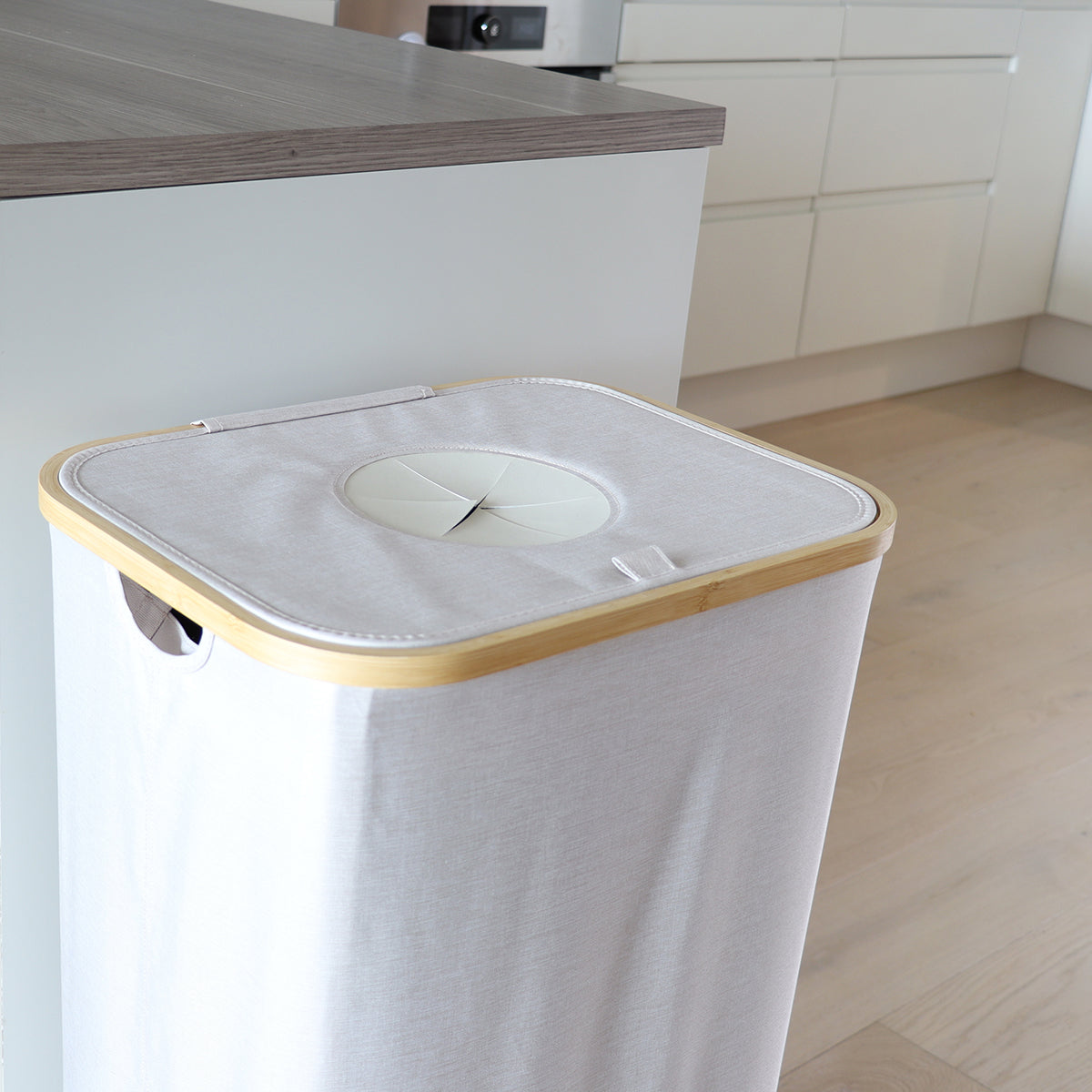 Oppbevaringskurv med pose til pantflasker på kjøkkenet