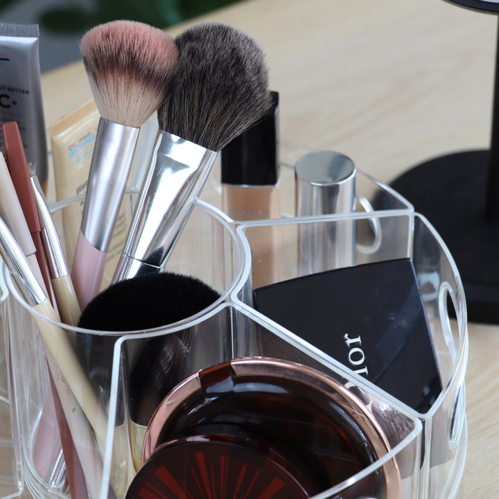 Sminkeorganiserer til baderom. Organiser sminken din enkelt i tidløs snurrebrett med uttagbare bokser