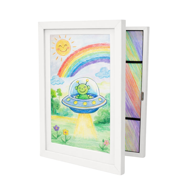 Hvit bilderamme til barnas tegninger. 