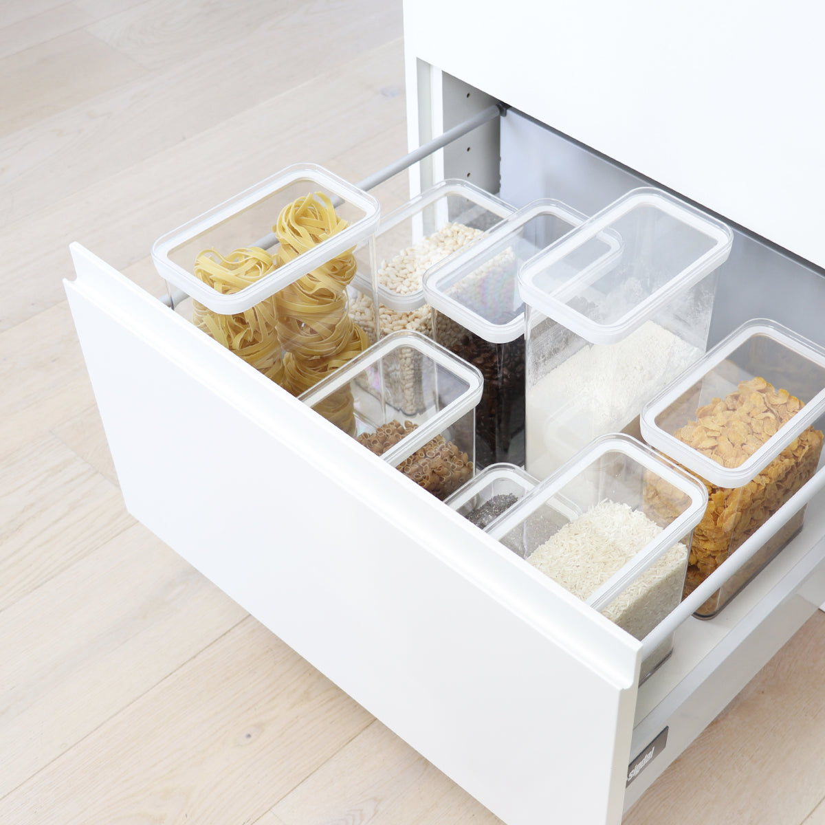  tørrvarebokser i kjøkkenskuffene