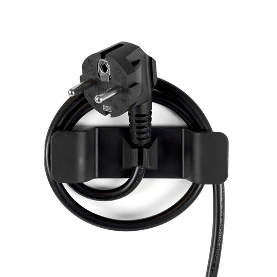 Ledningsholder holder kabler ryddig bak skrivebordet