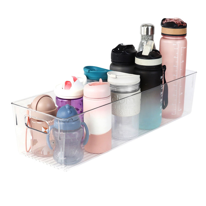 Dyp oppbevaringsboks med håndtak til system i kjøkkenskap til drikkeflasker og matbokser