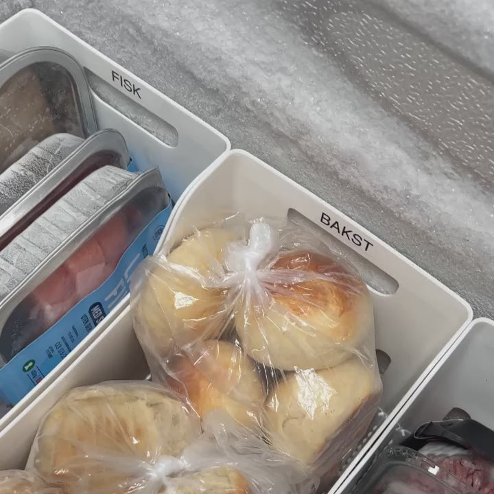 Video av oppbevaringsbokser i fryser merket fisk og bakst – enkel sortering av frosne varer