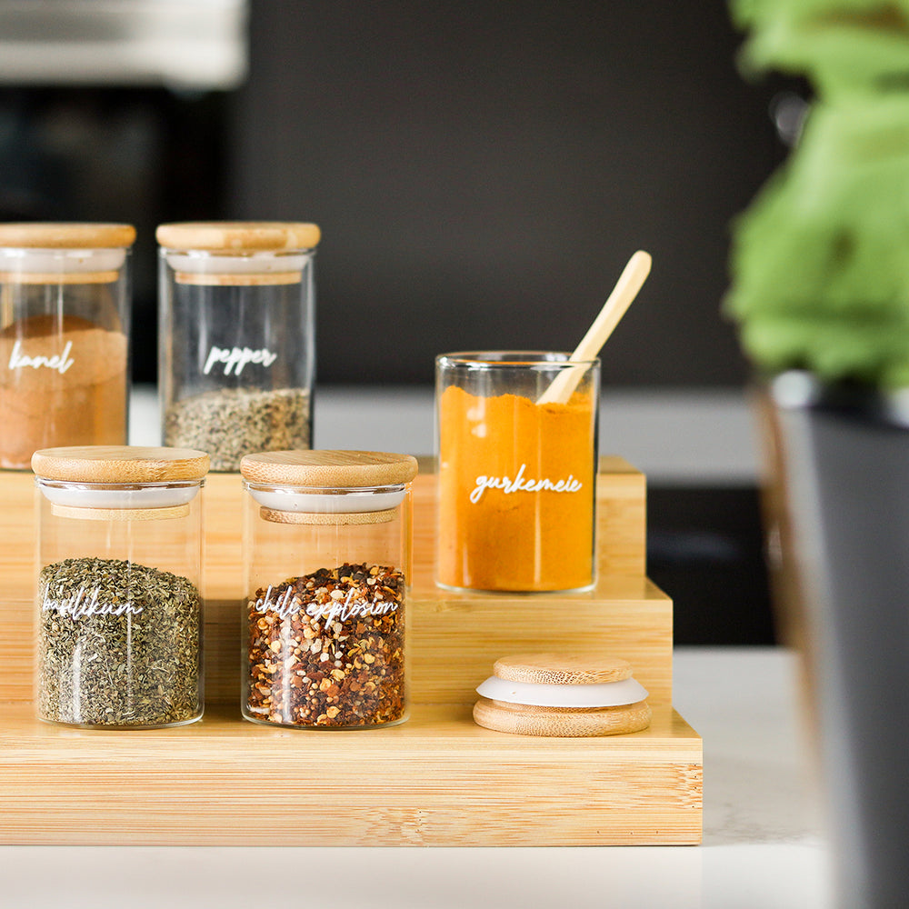 Hylleinnsats i bambus. Hjelper deg med å holde orden og system i krydder, hermetikk og glassflasker. 