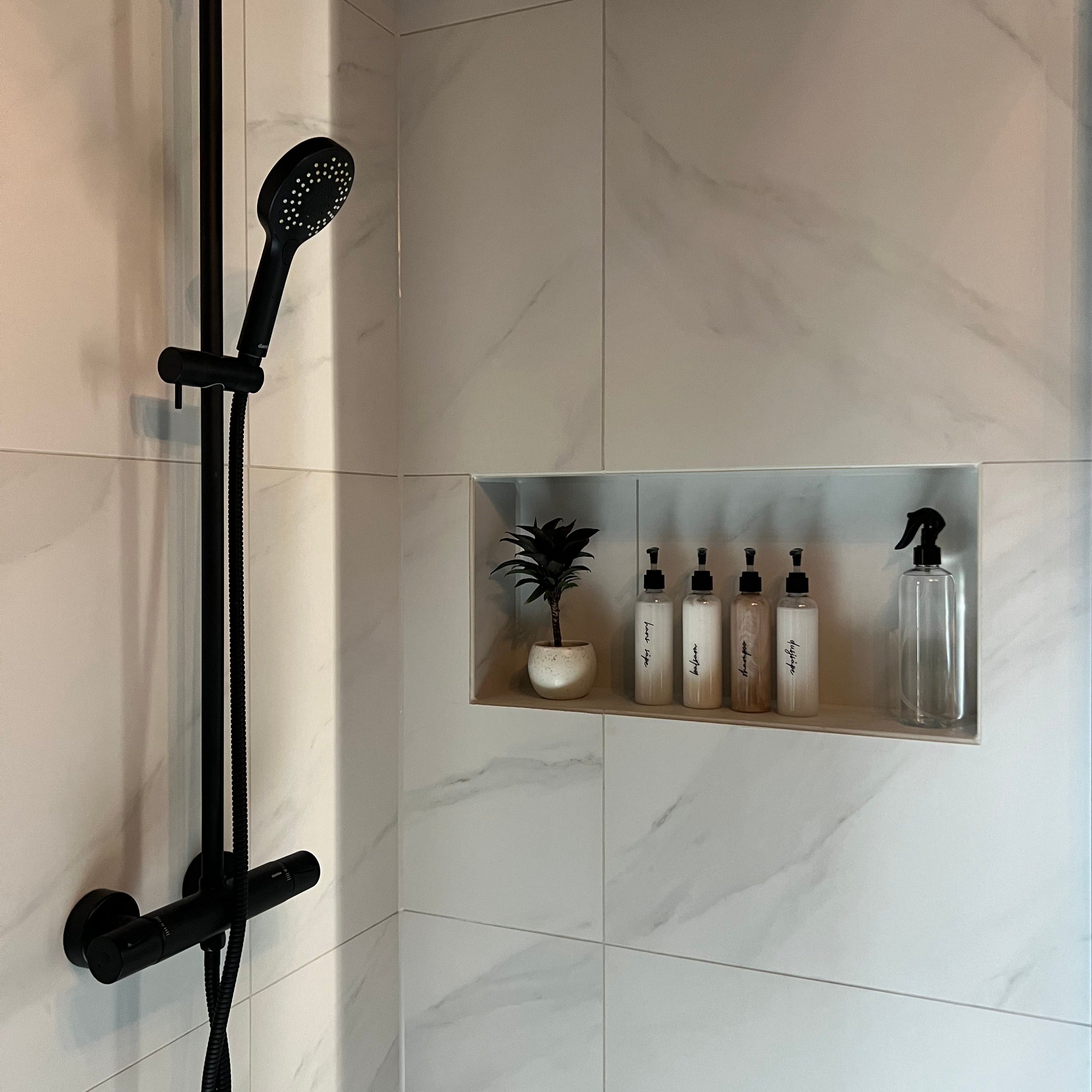 pumpeflaske til shampo og balsam i dusjen