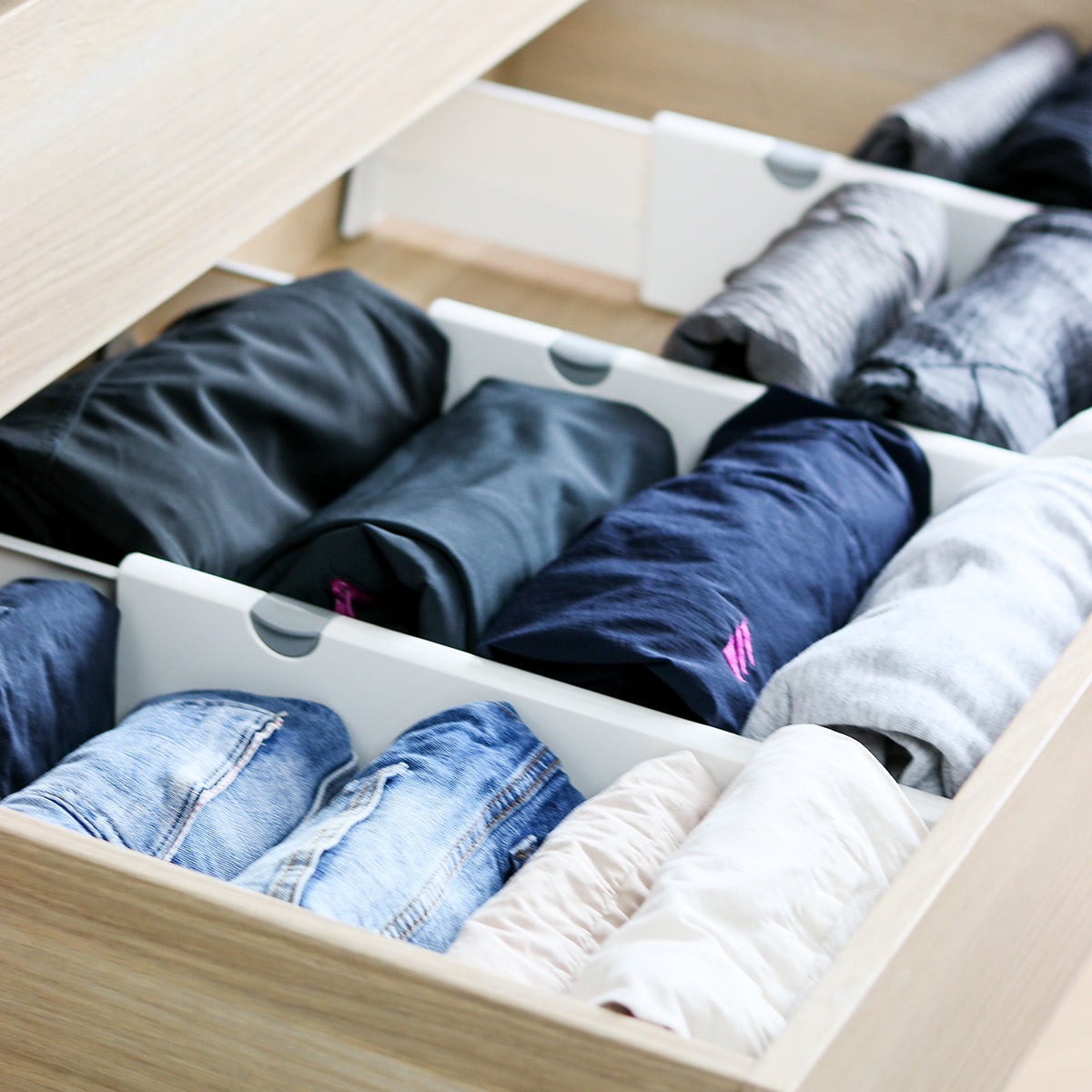 organiser garderoben med skuffedelere og skuffeinndelere
